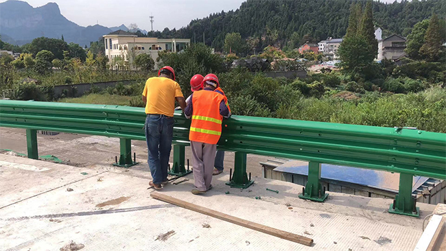 邢台高速公路护栏板的维护确保道路安全的关键环节